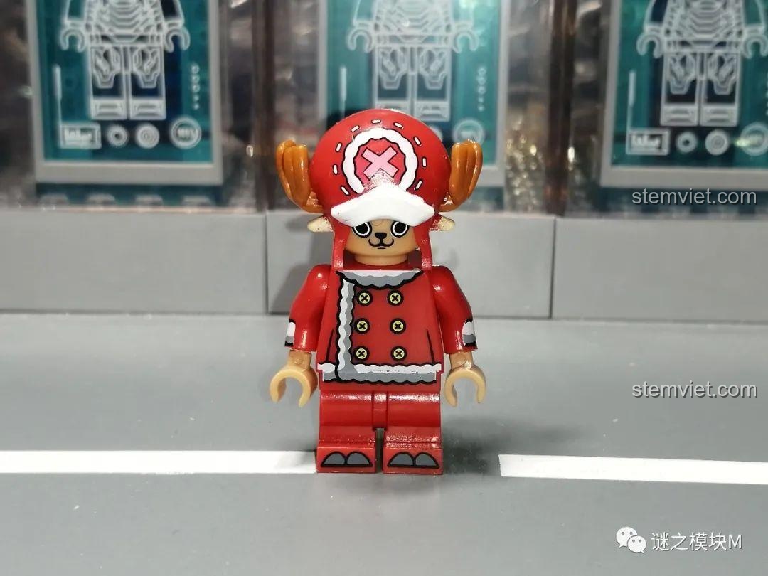 Phiên bản Giáng sinh của minifigure Chopper trong bộ sưu tập One Piece, với trang phục màu đỏ.