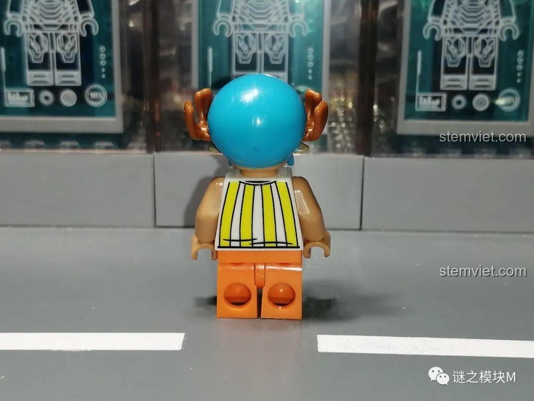 Mặt sau của minifigure Chopper, cho thấy chi tiết chiếc mũ xanh và áo sọc vàng.