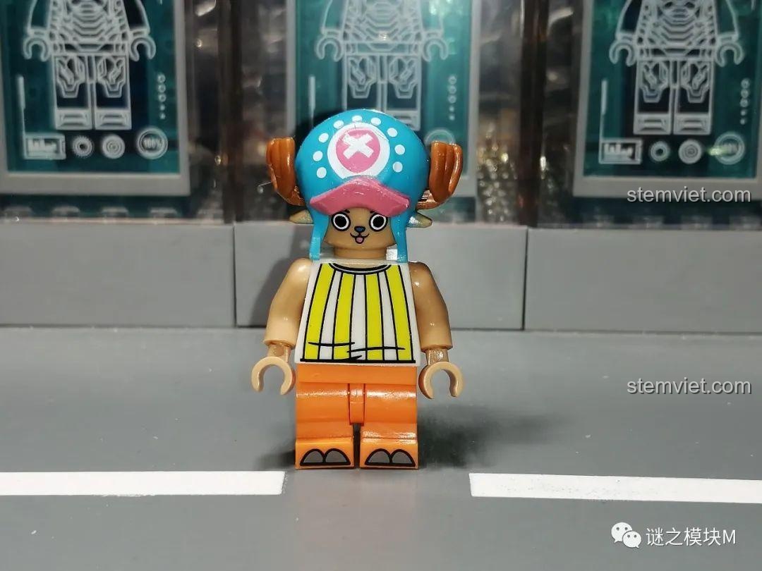 Minifigure Tony Tony Chopper trong bộ sưu tập One Piece, với chiếc mũ xanh và trang phục sọc vàng.