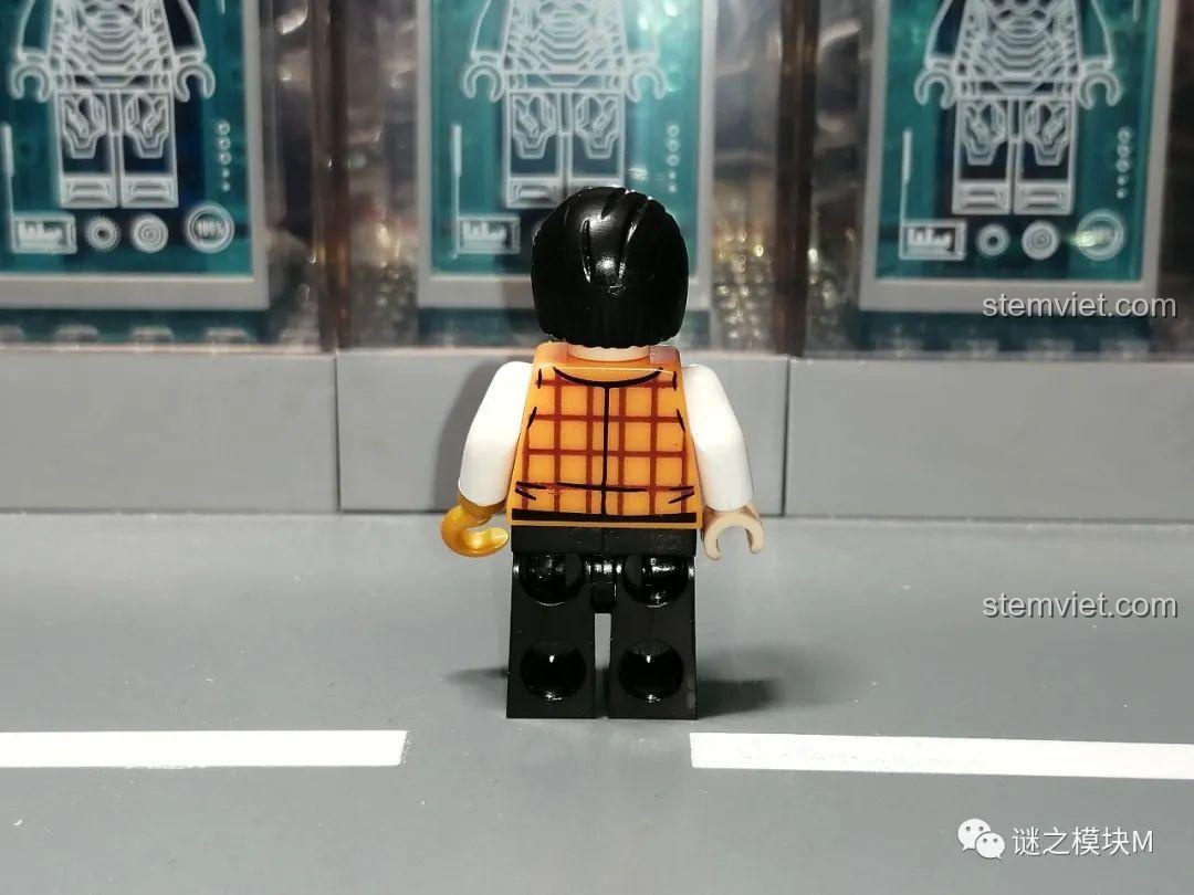 Mặt sau của minifigure Crocodile, cho thấy chi tiết in áo gile kẻ ô.