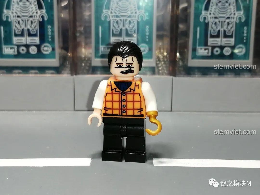 Minifigure Thất Vũ Hải Crocodile trong bộ sưu tập One Piece, với chiếc móc câu vàng và áo gile.
