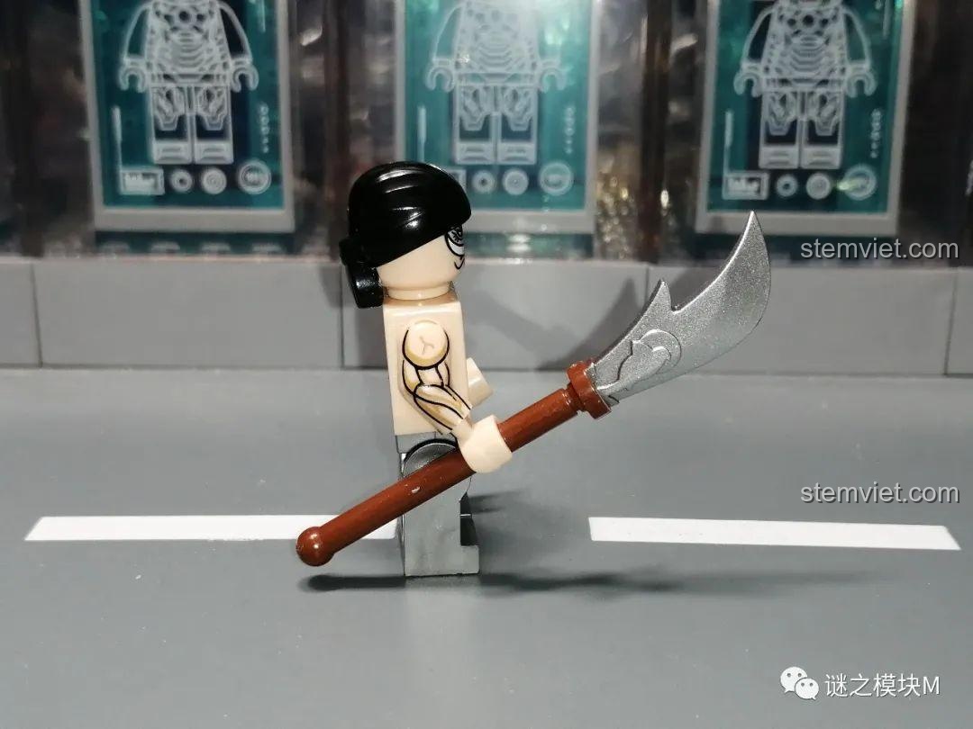 Góc nhìn bên cạnh của minifigure Râu Trắng, cho thấy chi tiết vũ khí Naginata và hình xăm.