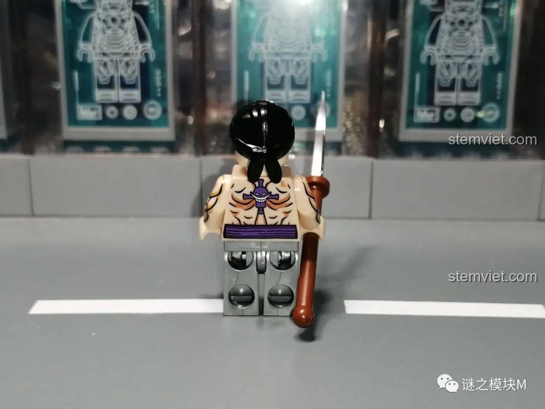 Mặt sau của minifigure Râu Trắng, với hình xăm biểu tượng của băng hải tặc Râu Trắng.