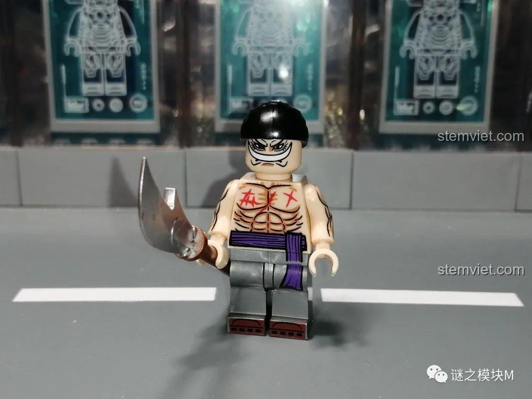 Minifigure Tứ Hoàng Edward Newgate (Râu Trắng) trong bộ sưu tập One Piece, với vũ khí và vết sẹo.