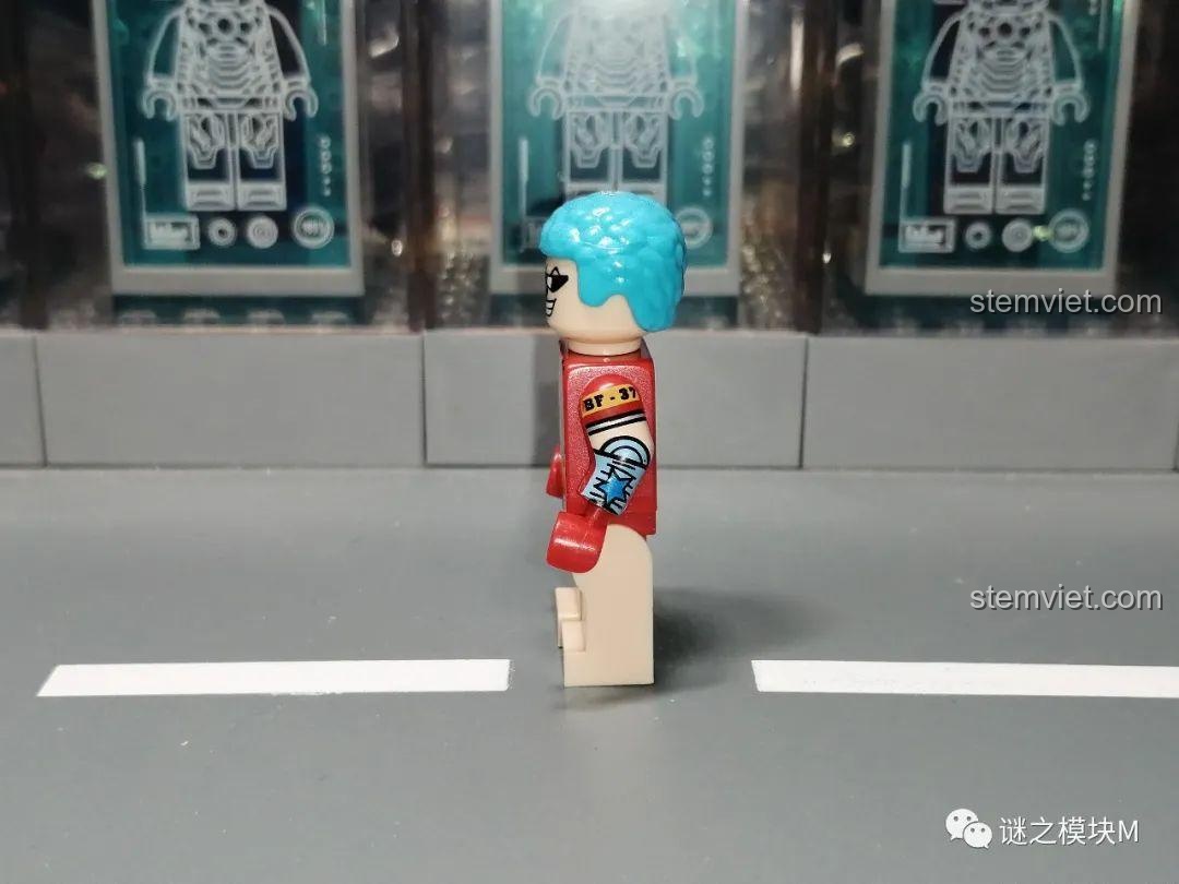 Góc nhìn bên cạnh của minifigure Franky đồ bơi, cho thấy số hiệu BF-37 trên cánh tay.