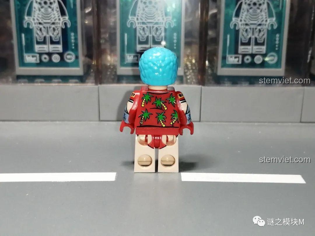 Mặt sau của minifigure Franky đồ bơi, với họa tiết cây dừa trên lưng.