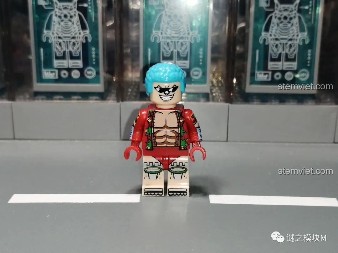 Một phiên bản khác của minifigure Franky trong bộ sưu tập One Piece, mặc đồ bơi màu đỏ.