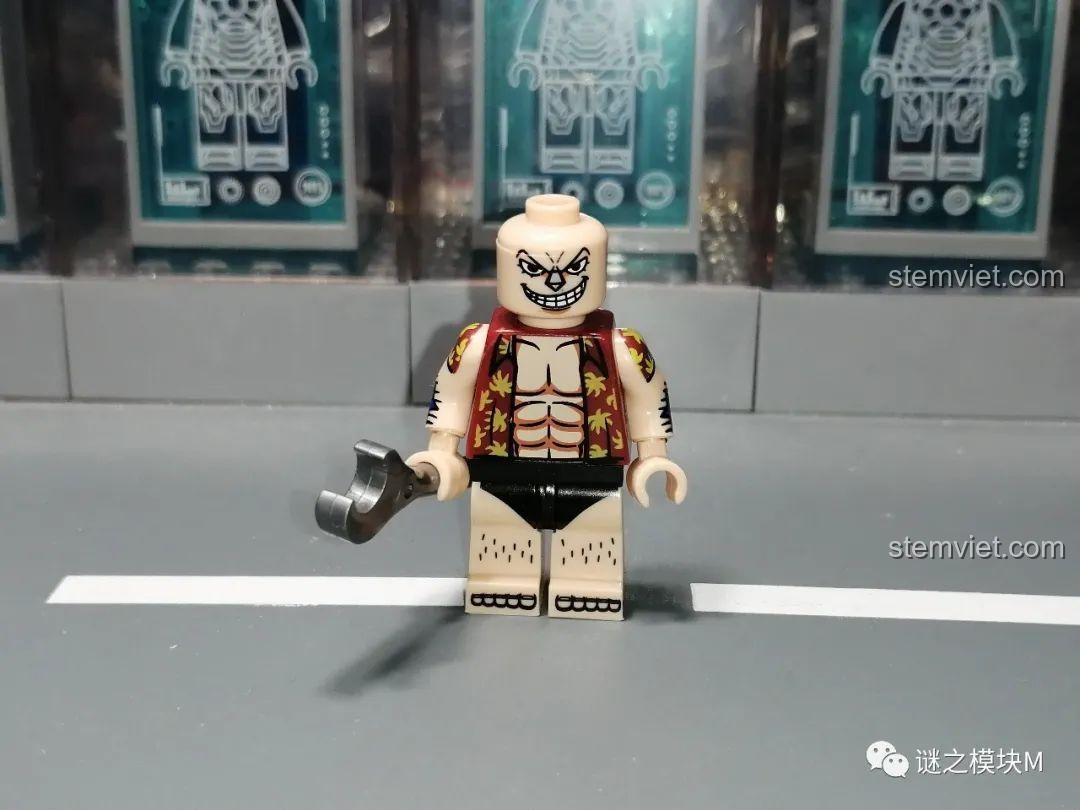 Minifigure Franky với phần tóc được tháo rời, để lộ biểu cảm khuôn mặt thứ hai.