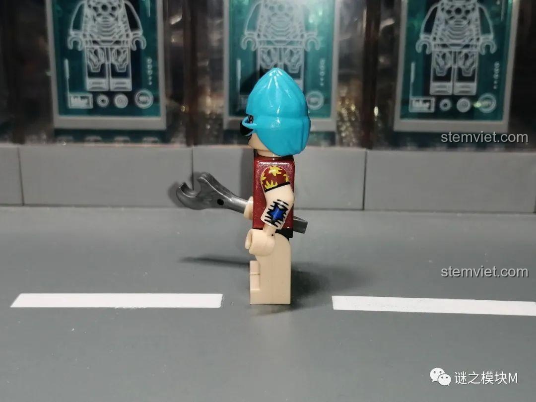 Góc nhìn bên cạnh của minifigure Franky, cho thấy chi tiết hình xăm ngôi sao trên cánh tay.