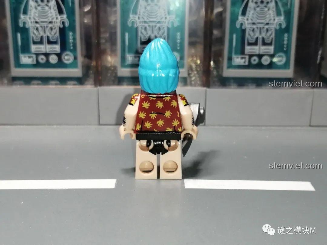 Mặt sau của minifigure Franky, với chi tiết in trên chiếc áo hoa lá.