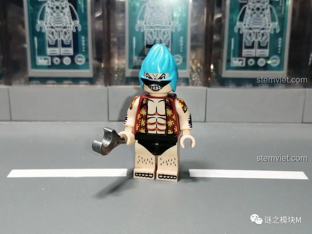 Minifigure thợ máy Franky trong bộ sưu tập One Piece, với mái tóc xanh và chiếc cờ lê.