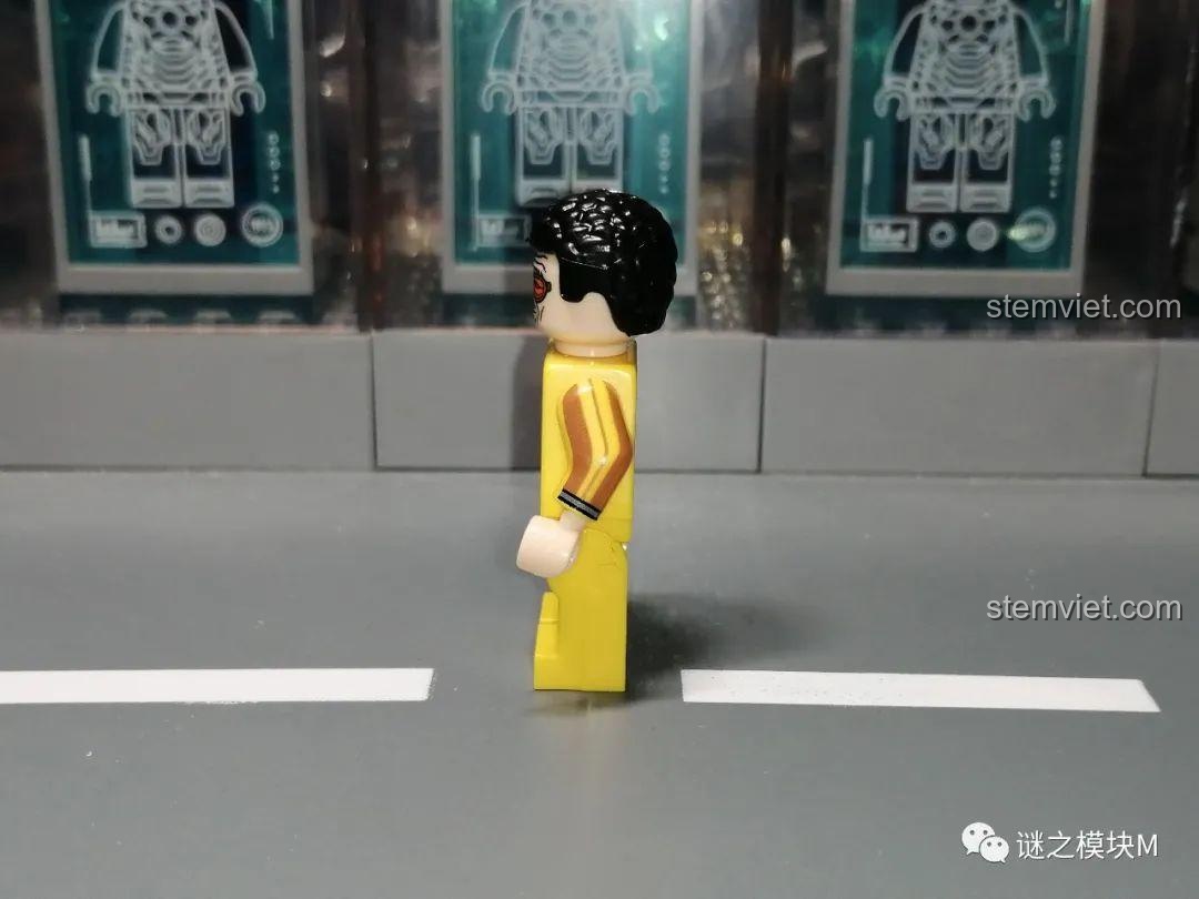 Góc nhìn bên cạnh của minifigure Kizaru, cho thấy chi tiết in sọc trên tay áo và thân.