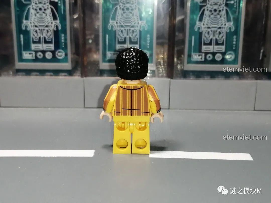 Mặt sau của minifigure Kizaru, với các đường in sọc trên bộ vest vàng.