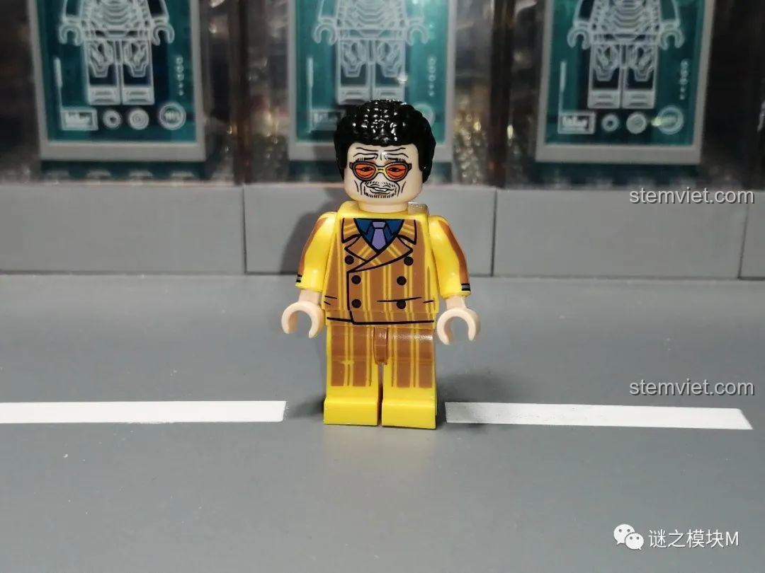 Minifigure Đô đốc Kizaru (Borsalino) trong bộ sưu tập One Piece, với bộ vest vàng sọc.