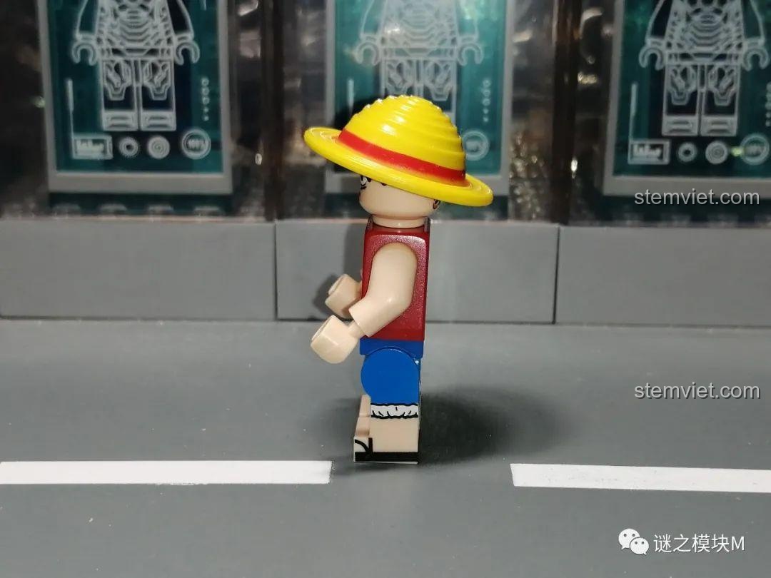 Góc nhìn bên cạnh của minifigure Luffy không áo khoác, cho thấy chất lượng in ấn tốt và chi tiết.