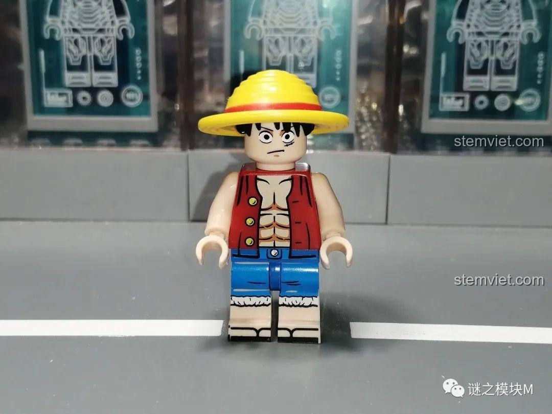 Một phiên bản khác của minifigure Luffy trong bộ sưu tập One Piece, không mặc áo khoác và có biểu cảm khác.