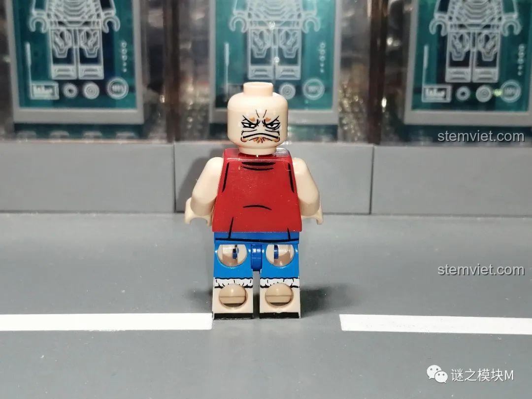 Minifigure Luffy với phần tóc và mũ được tháo rời, để lộ biểu cảm khuôn mặt thứ hai.