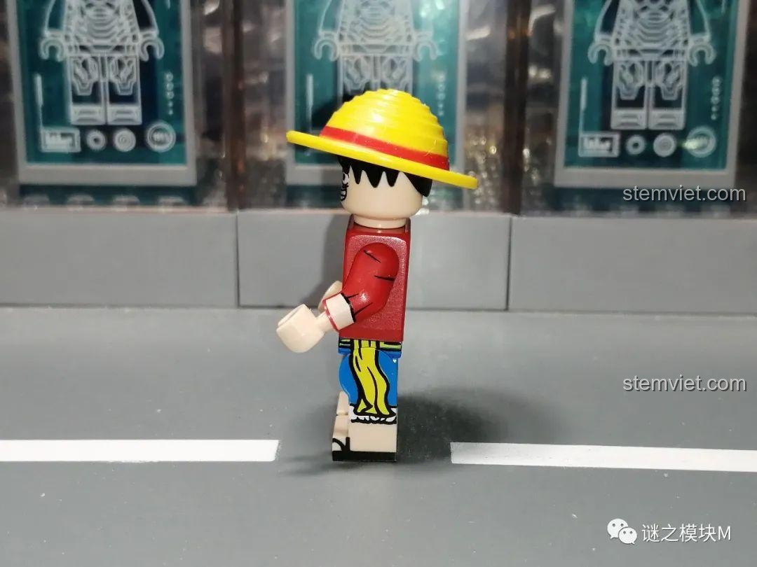 Góc nhìn bên cạnh của minifigure Luffy Mũ Rơm, thể hiện chi tiết in sắc nét trên cánh tay và chân.