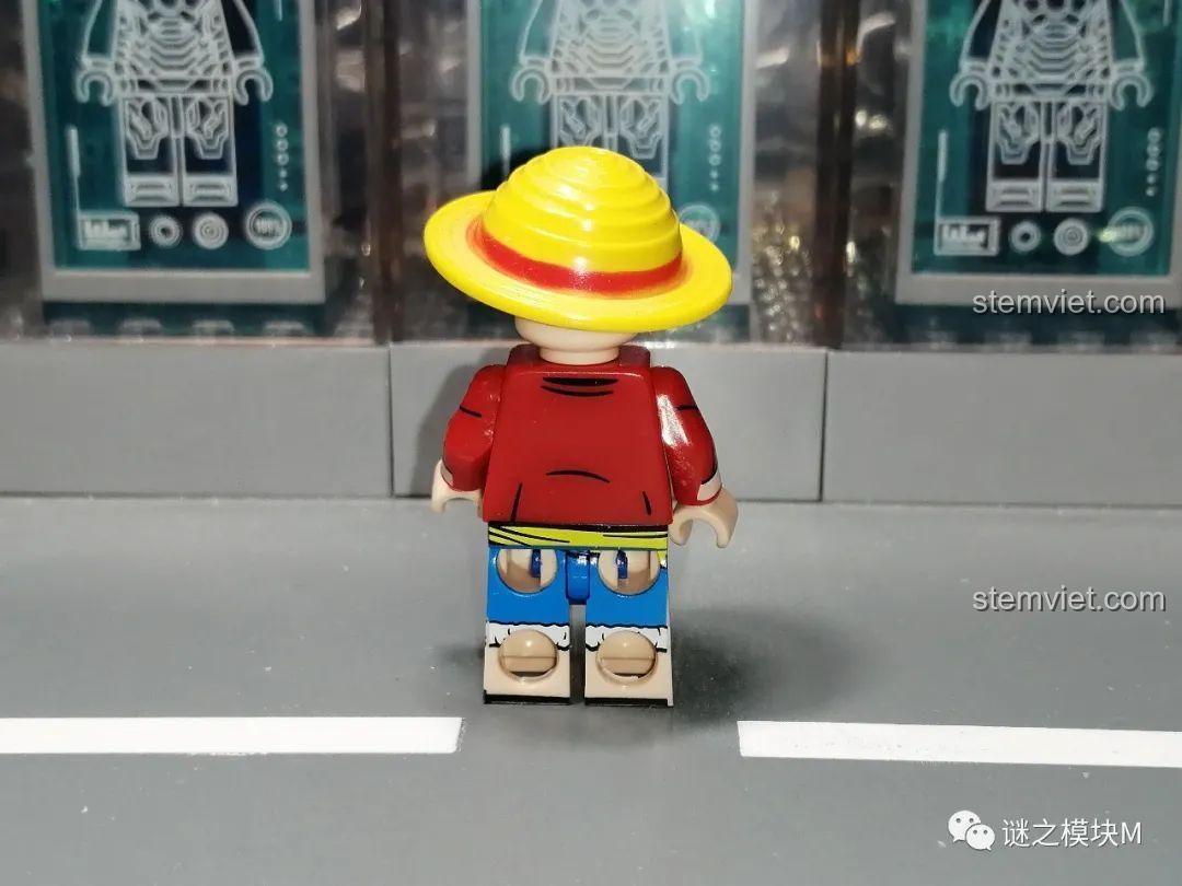 Mặt sau của minifigure Luffy Mũ Rơm với các chi tiết in nếp gấp áo và túi quần đầy đủ.