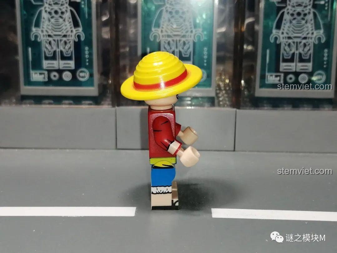 Nhìn từ trên xuống minifigure Luffy, cho thấy chiếc mũ rơm là một phụ kiện riêng biệt, có thể tháo rời.