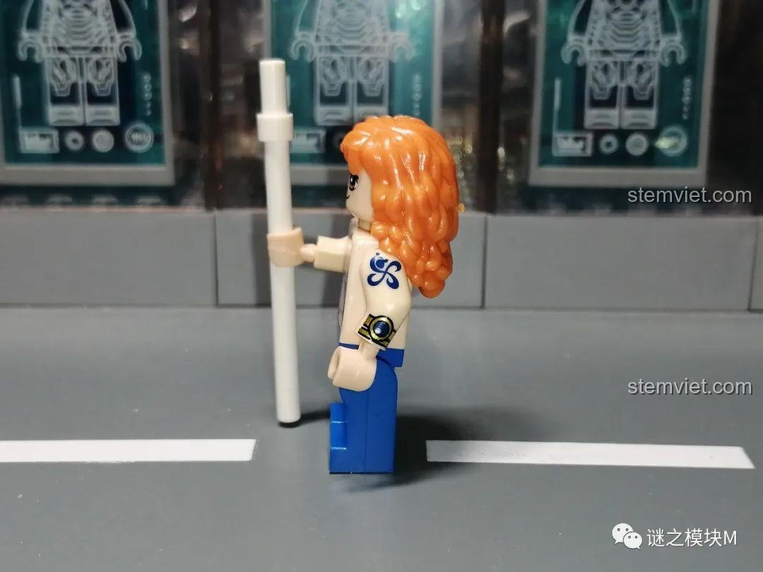 Góc nhìn bên cạnh của minifigure Nami, làm nổi bật chi tiết hình xăm trên cánh tay trái.
