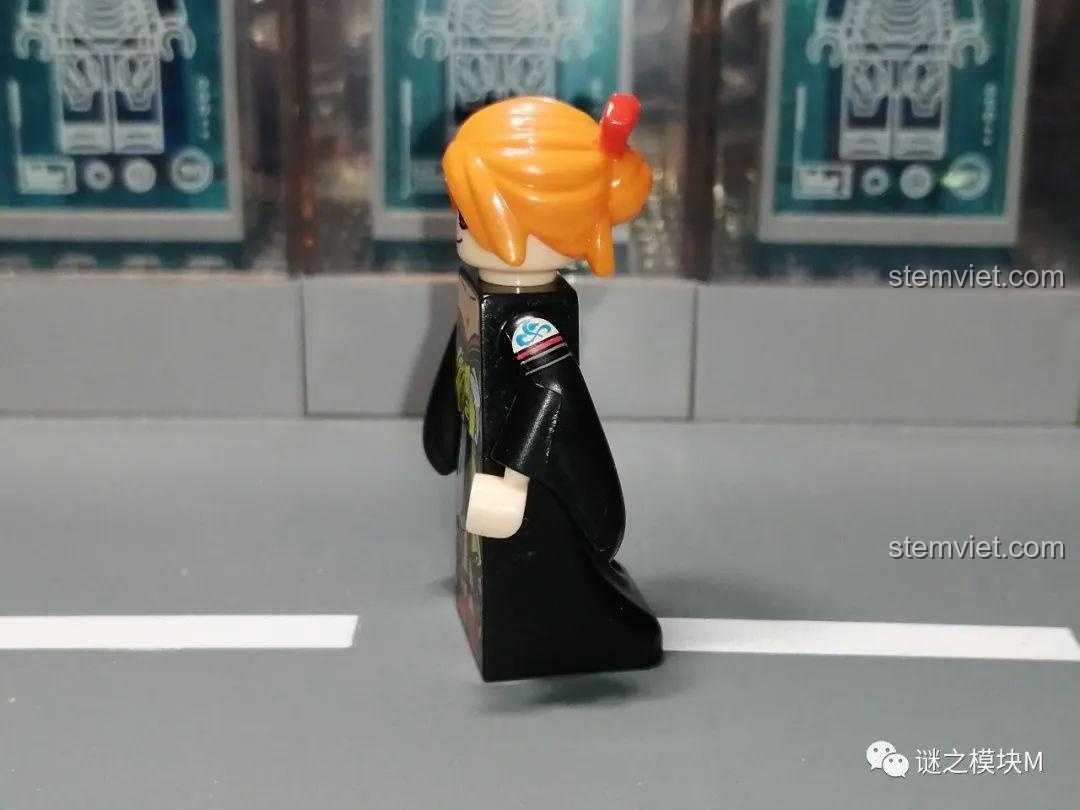 Góc nhìn bên cạnh của minifigure Nami kimono, cho thấy một lỗi in nhỏ trên cánh tay.