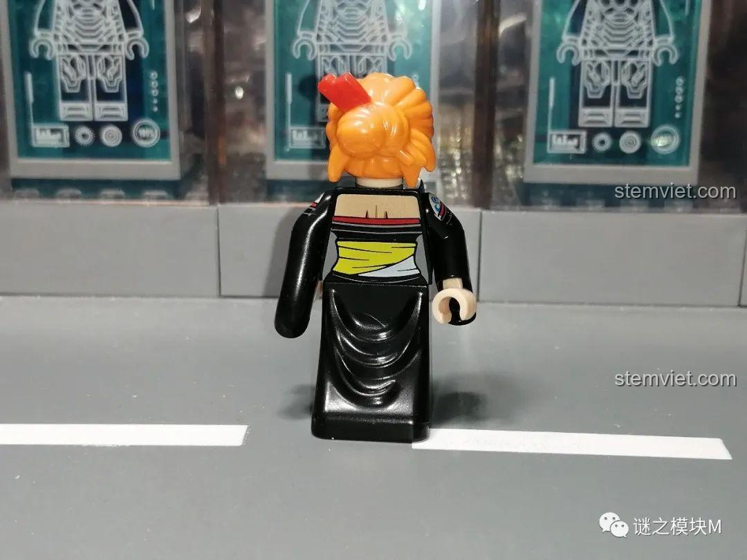 Mặt sau của minifigure Nami kimono, cho thấy chi tiết váy và nơ buộc tóc.