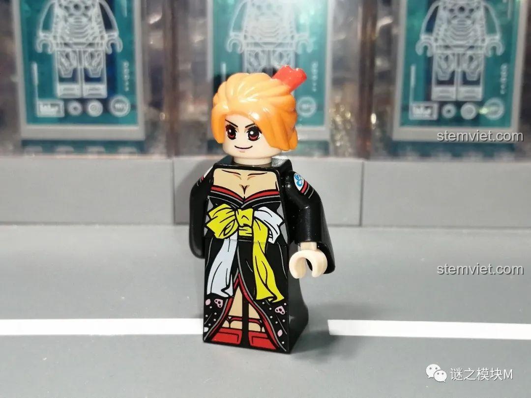 Một phiên bản khác của minifigure Nami trong bộ sưu tập One Piece, mặc trang phục kimono cách điệu.