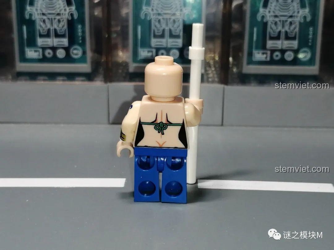 Mặt sau của minifigure Nami, cho thấy chi tiết in dây áo và mái tóc cam bồng bềnh.