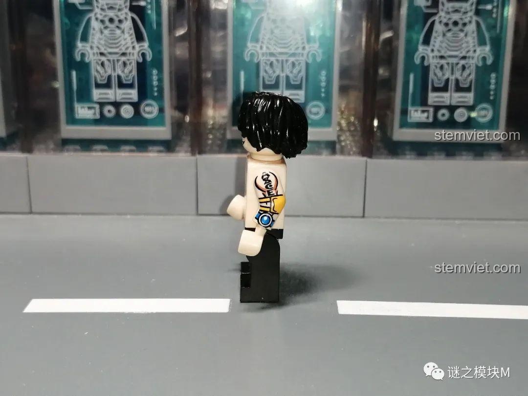 Góc nhìn bên cạnh của minifigure Ace, làm nổi bật hình xăm ASCE trên cánh tay.