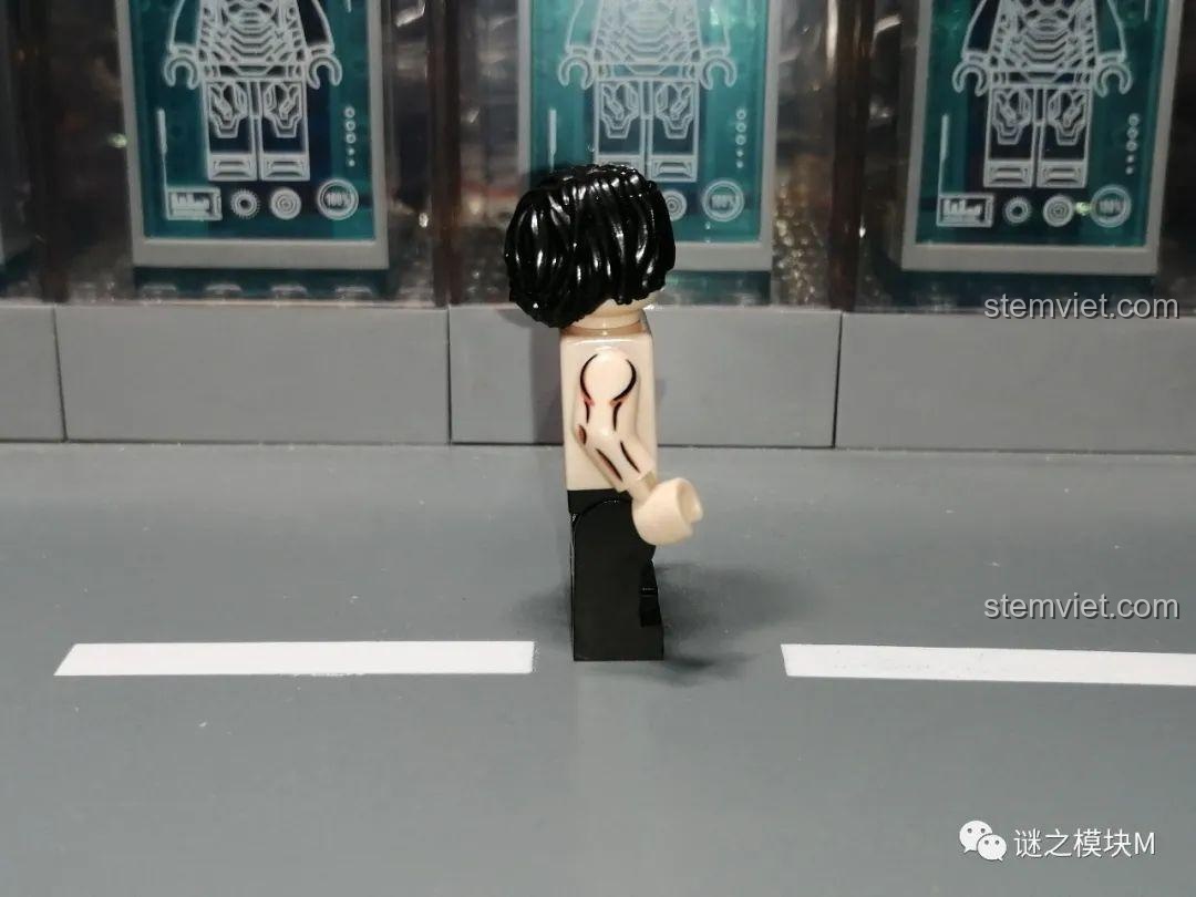 Góc nhìn khác của minifigure Ace, tập trung vào mái tóc và chi tiết cơ thể.