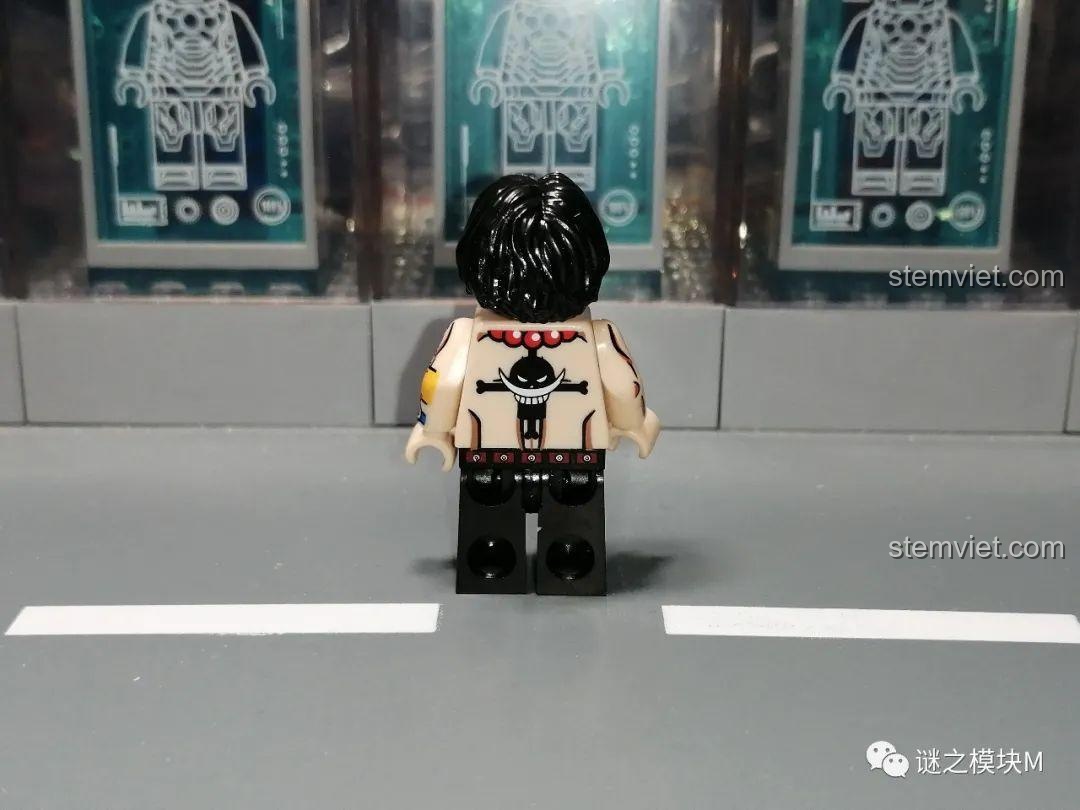 Mặt sau của minifigure Ace, với hình xăm biểu tượng của băng hải tặc Râu Trắng.