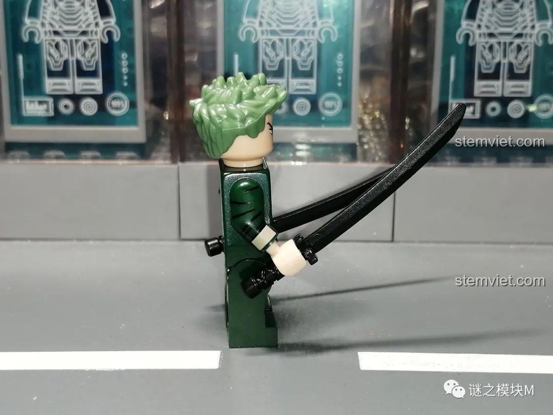 Góc nhìn khác của minifigure Zoro, tập trung vào mái tóc xanh và cách cầm kiếm.