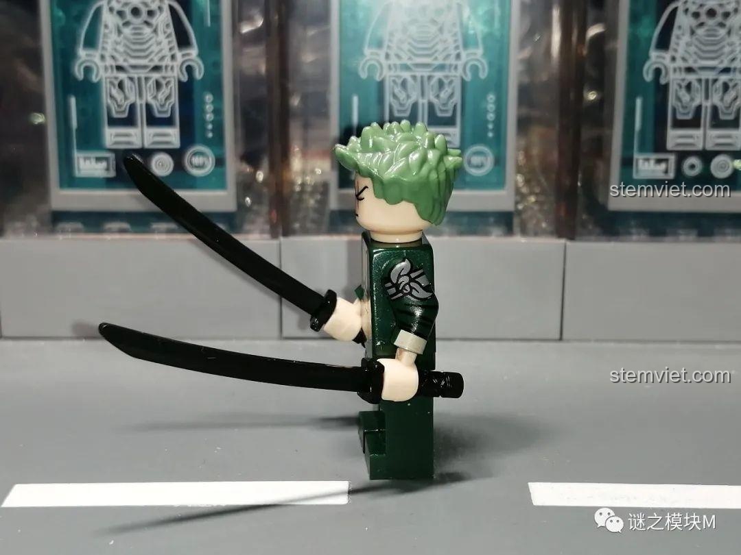 Góc nhìn bên cạnh của minifigure Zoro, cho thấy cách cầm hai thanh kiếm và chi tiết trang phục.