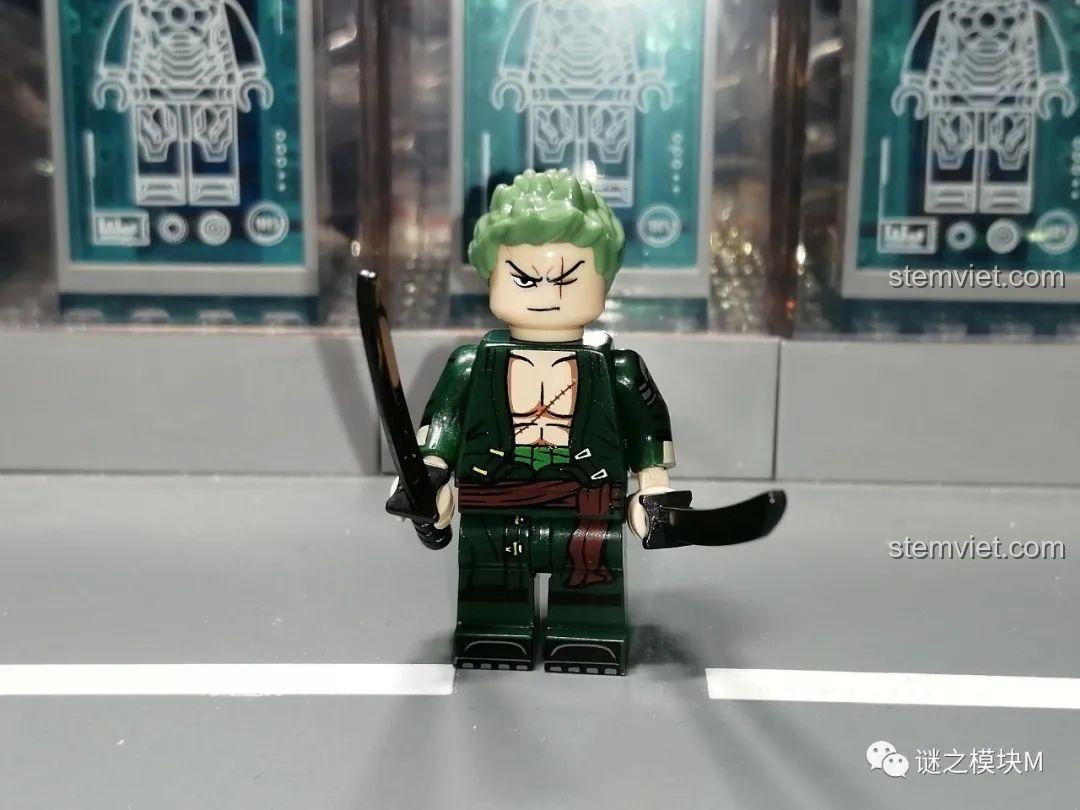 Minifigure kiếm sĩ Roronoa Zoro trong bộ sưu tập One Piece, với ba thanh kiếm và trang phục xanh.