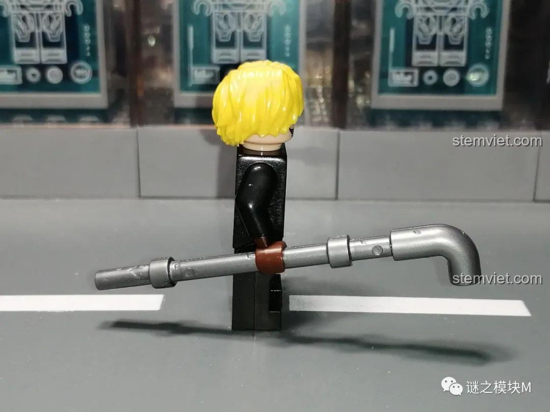 Góc nhìn bên cạnh của minifigure Sabo, cho thấy chi tiết phụ kiện ống sắt và trang phục.