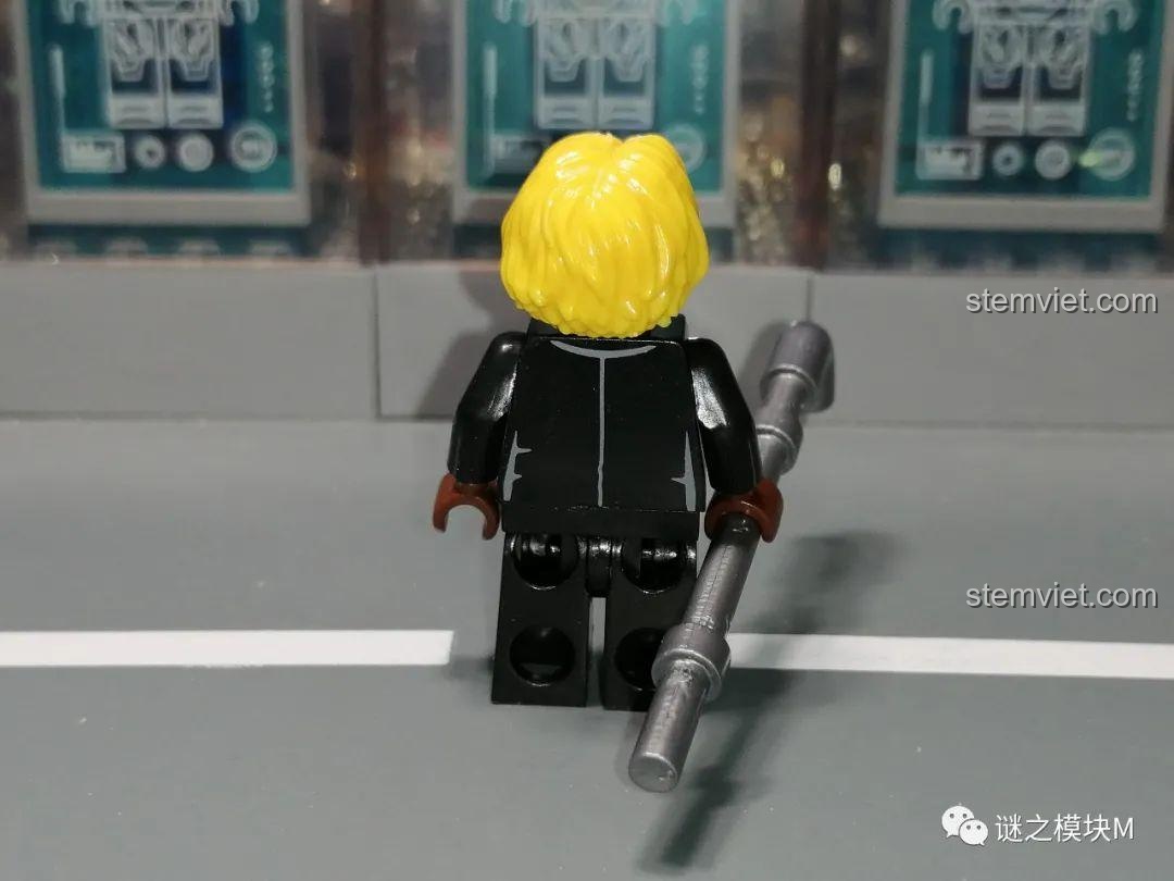 Mặt sau của minifigure Sabo, tập trung vào chi tiết mái tóc và trang phục.