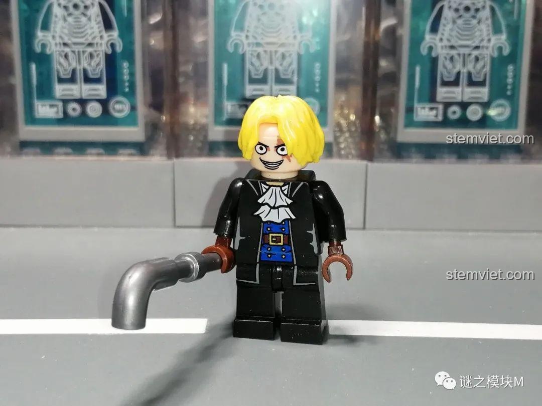 Minifigure Sabo từ bộ sưu tập One Piece KORUIT, với vết sẹo đặc trưng và vũ khí ống sắt.