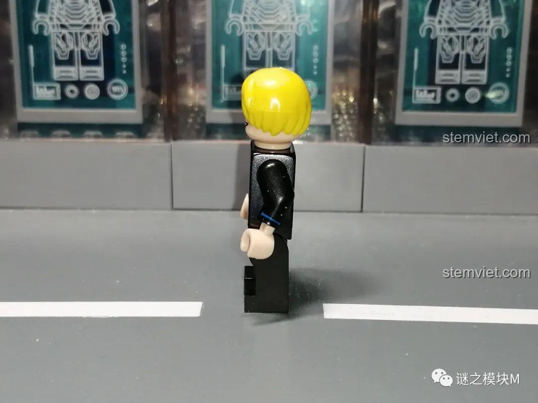 Góc nhìn bên cạnh và sau của minifigure Sanji, cho thấy các chi tiết in trên thân và tay áo.