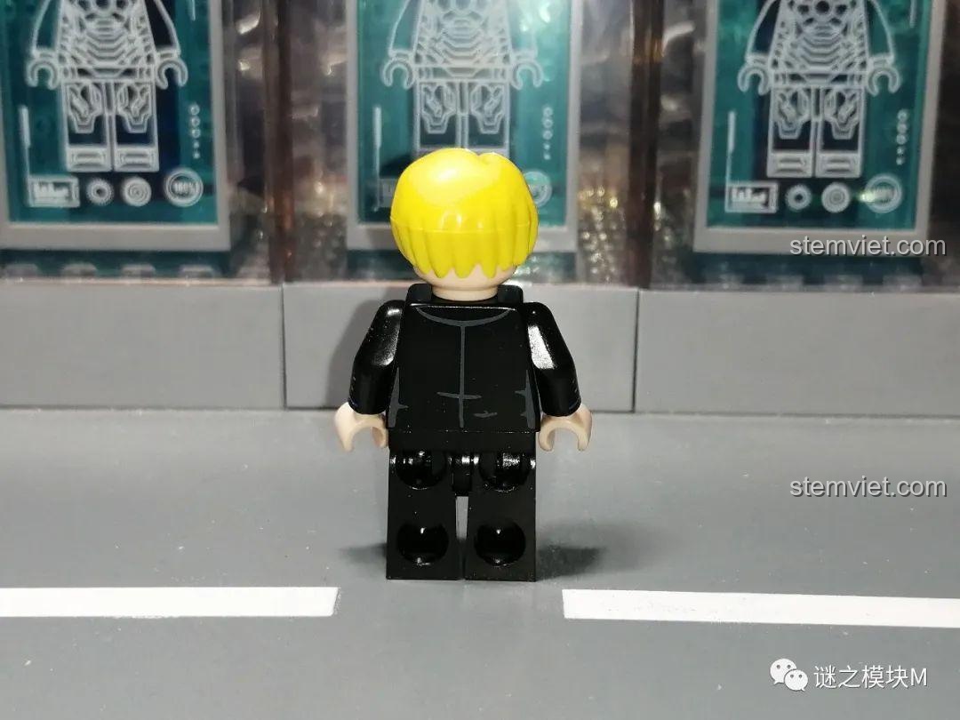 Mặt sau của minifigure Sanji trong bộ vest đen, với các đường in mô phỏng bộ trang phục.
