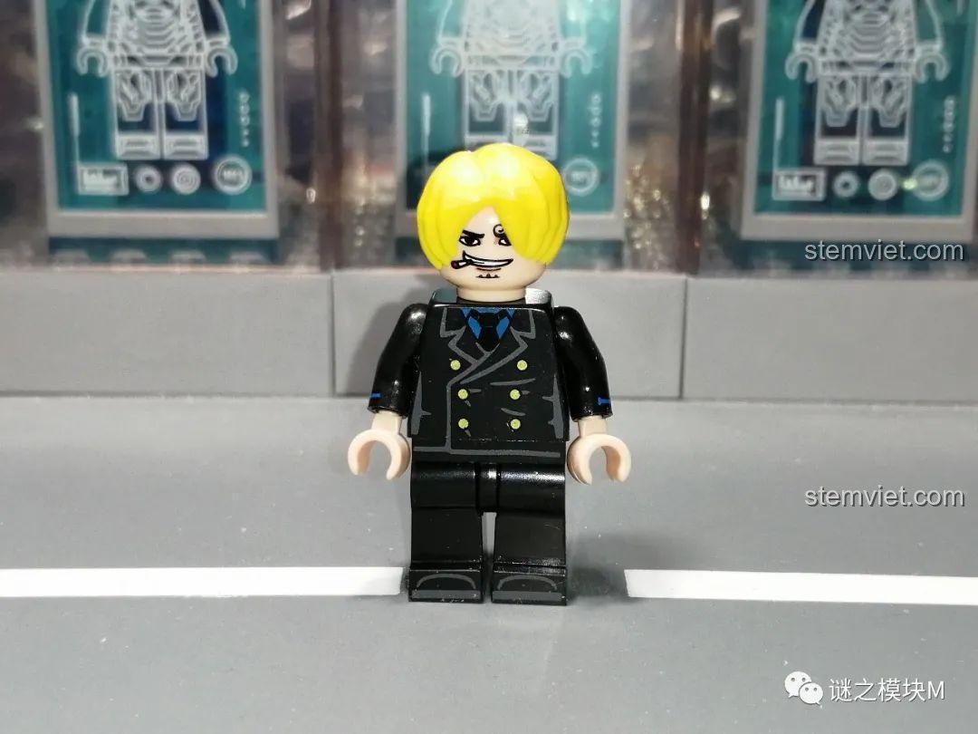 Minifigure Sanji trong bộ sưu tập One Piece của KORUIT, mặc vest đen và có mái tóc vàng đặc trưng.