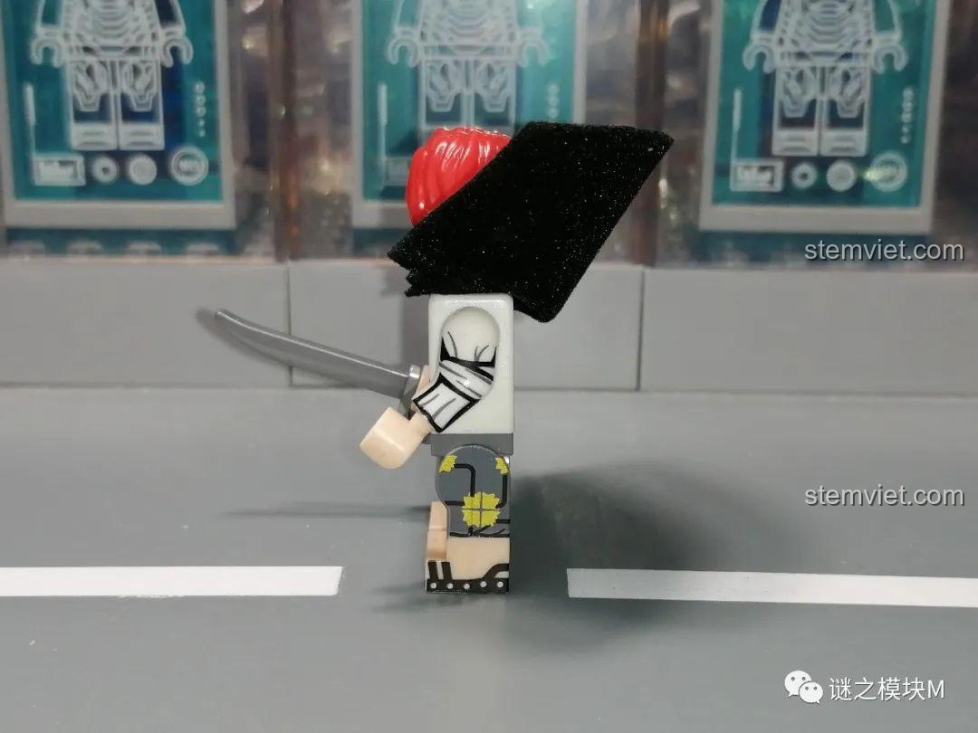 Góc nhìn bên cạnh của minifigure Shanks, cho thấy chi tiết áo choàng vải và vết sẹo trên mặt.