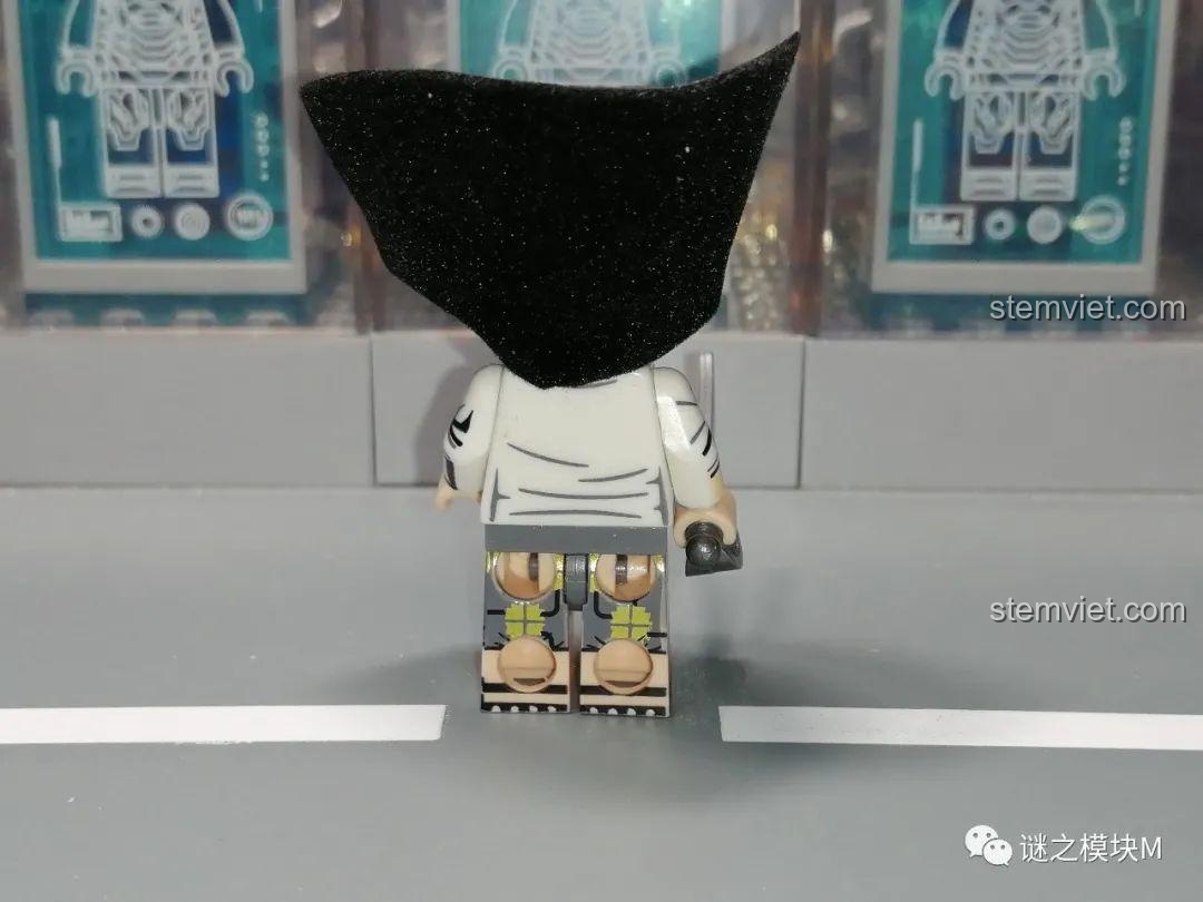 Mặt sau của minifigure Shanks, với các chi tiết in trên lưng và quần.