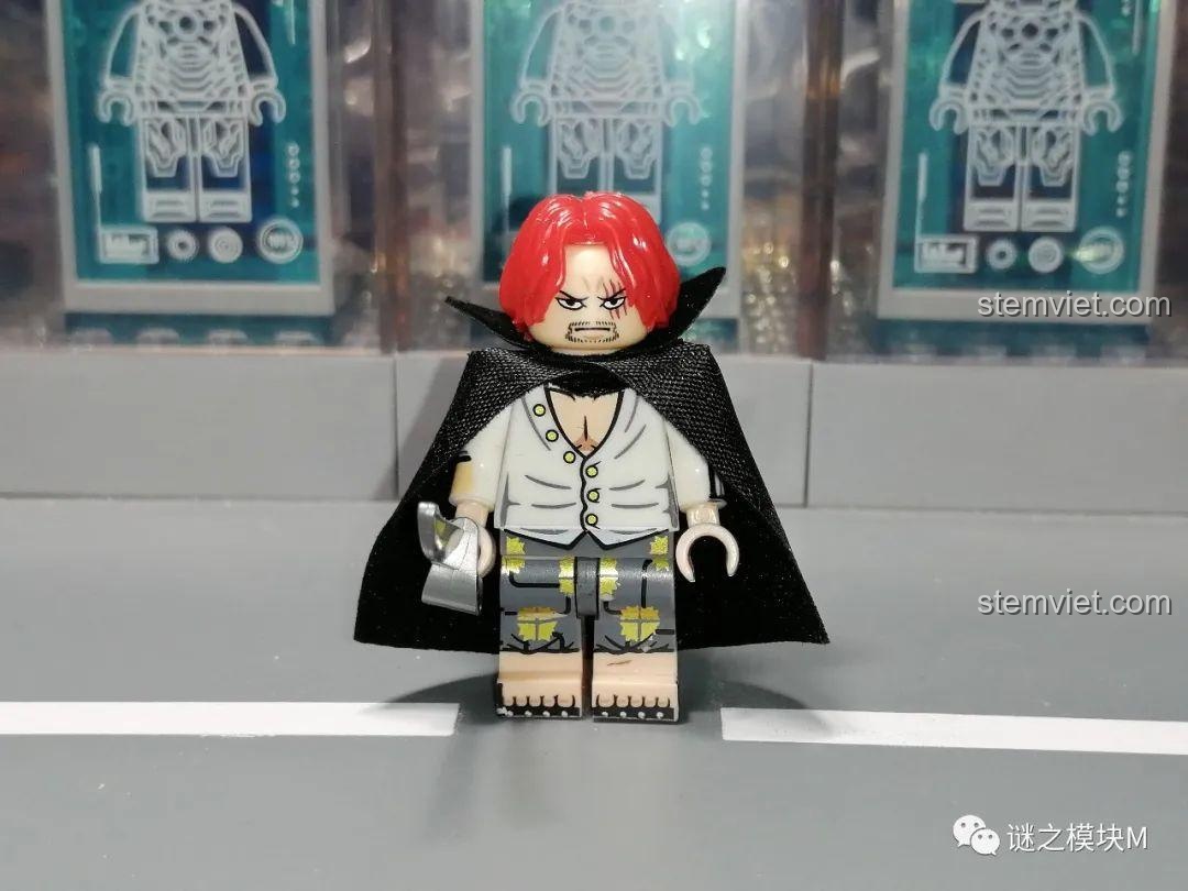 Minifigure Tứ Hoàng Shanks Tóc Đỏ trong bộ sưu tập One Piece, với áo choàng đen và thanh kiếm Gryphon.