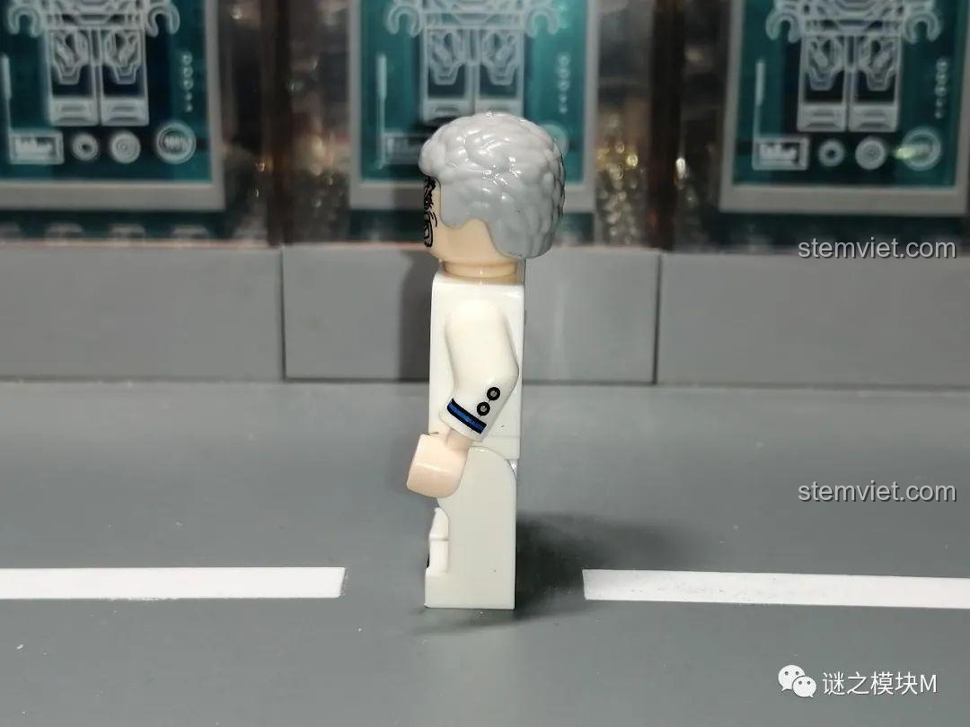 Góc nhìn bên cạnh của minifigure Smoker, cho thấy chi tiết in trên cầu vai và tay áo.