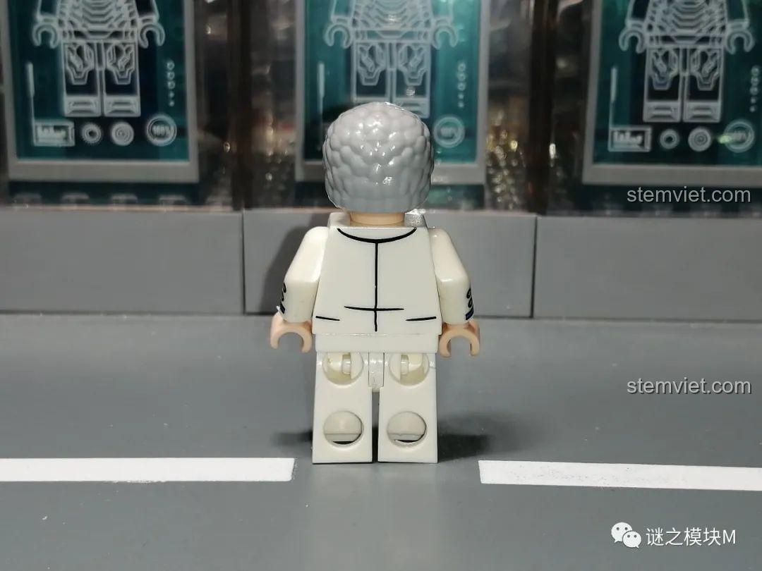 Mặt sau của minifigure Smoker trong bộ đồng phục hải quân màu trắng.