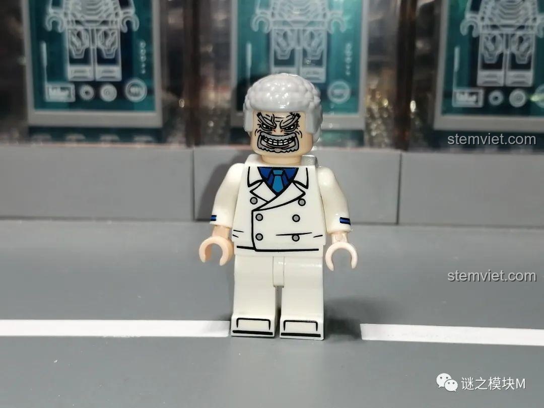 Minifigure Phó Đô Đốc Smoker trong bộ sưu tập One Piece, mặc đồng phục hải quân màu trắng.