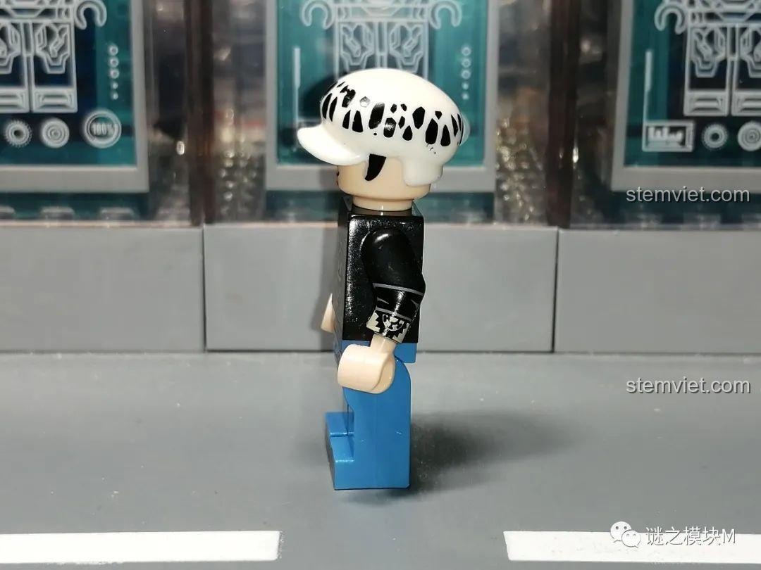 Góc nhìn bên cạnh của minifigure Trafalgar Law, cho thấy chi tiết hình xăm trên tay.