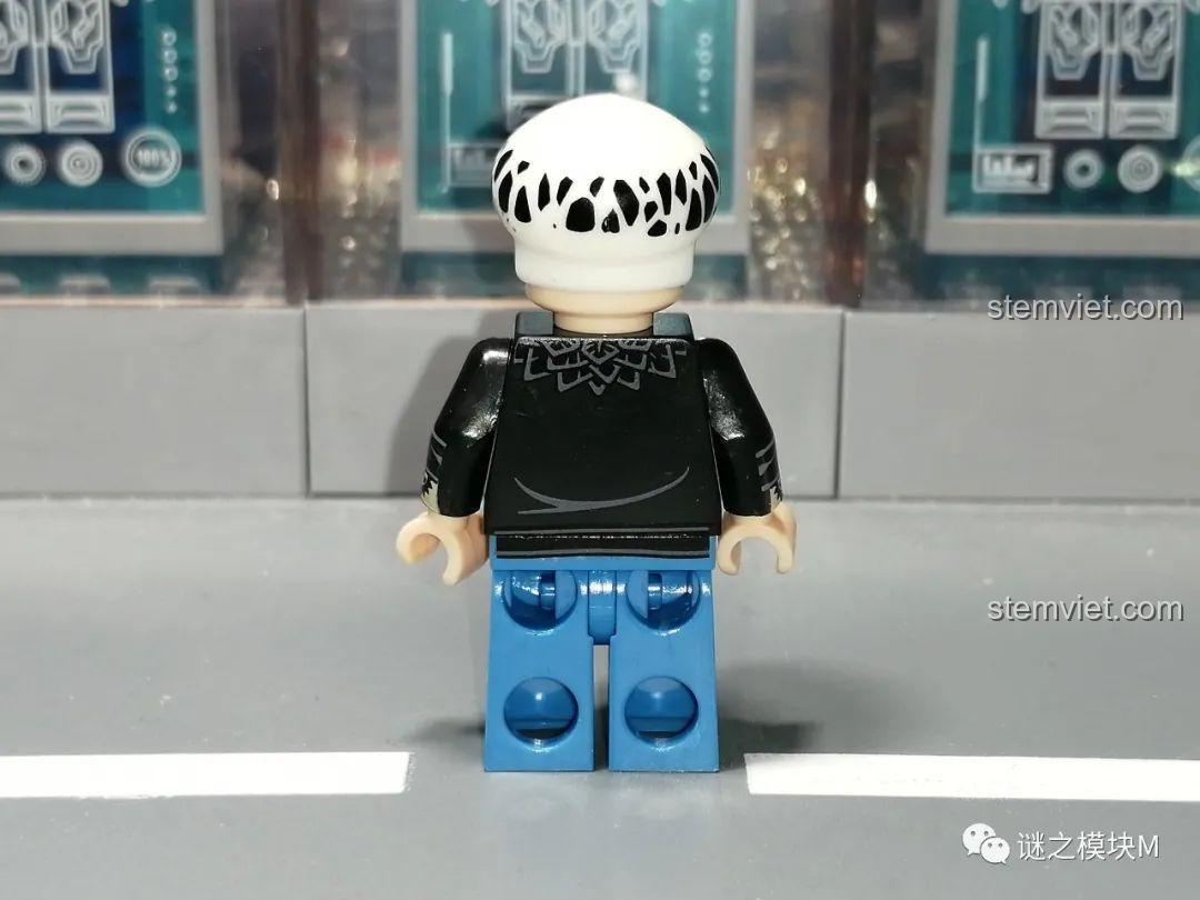 Mặt sau của minifigure Trafalgar Law, với chi tiết trên chiếc áo hoodie.