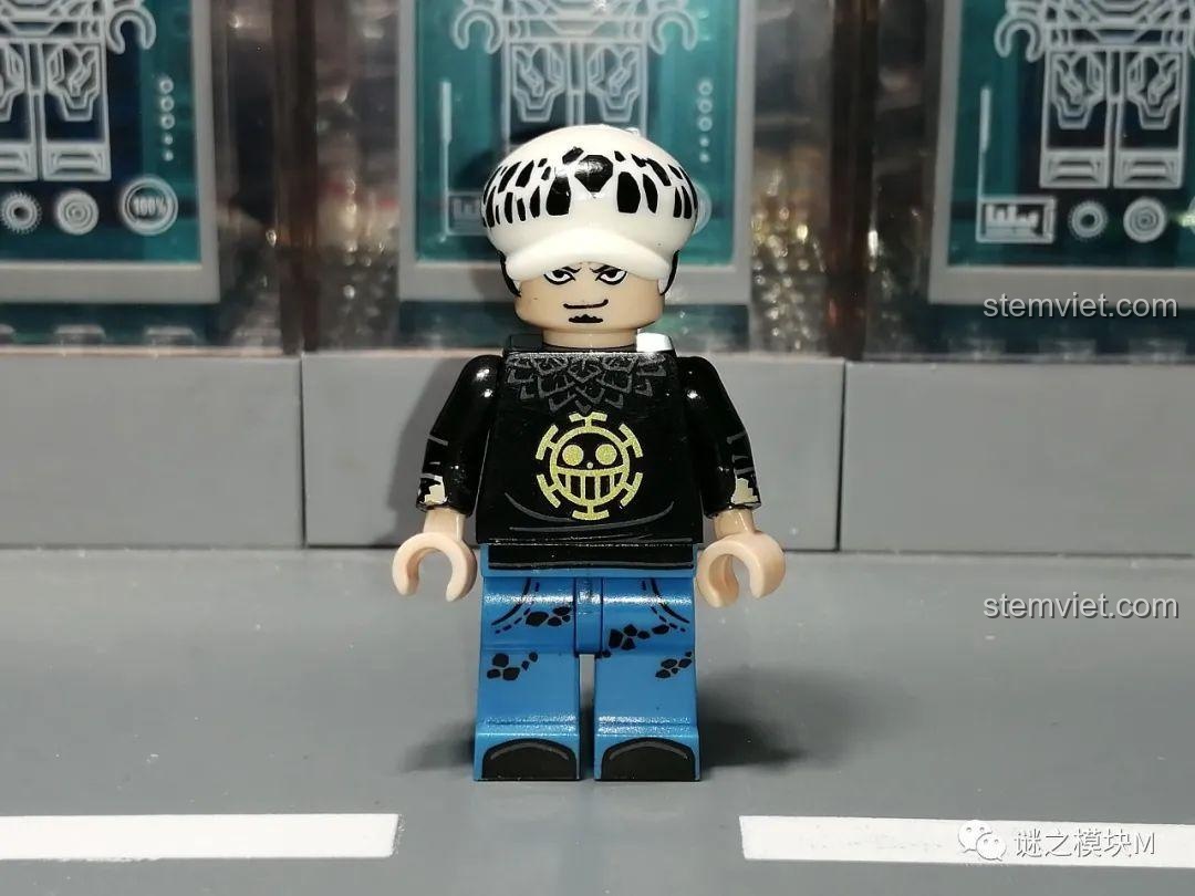 Minifigure Trafalgar D. Water Law trong bộ sưu tập One Piece, với chiếc mũ đốm và áo hoodie.